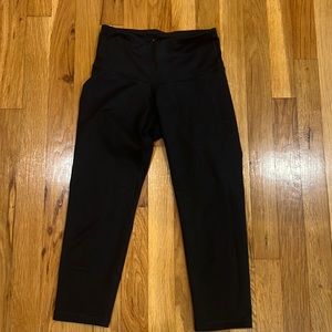 Old navy black cropped leggings with fine pattern